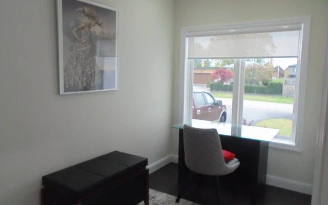 Luxury White House In Oakville Free Ev Charging