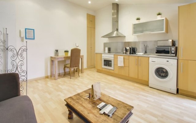 Fabulous 2 Bed with terrace close to Plaza España