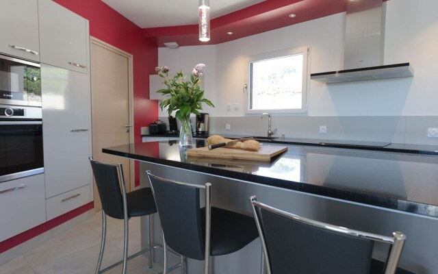 Luxurious Villa Near River in Cesseras