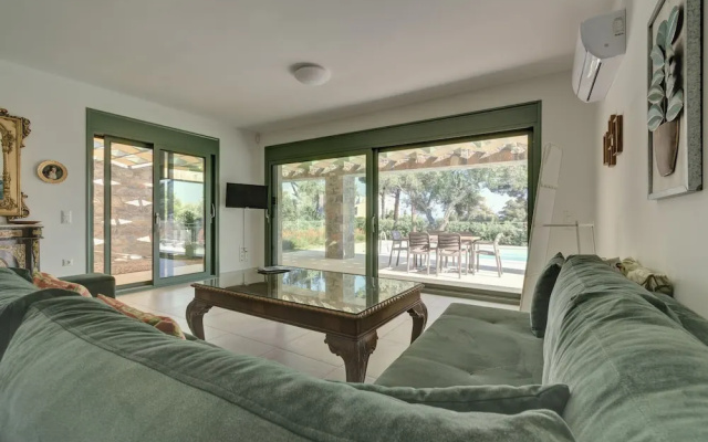 Ouzo Stone House 2, with private pool