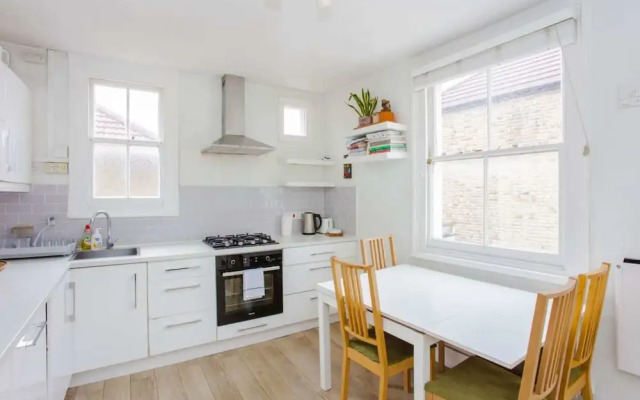 Bright and Airy 3 Bedroom Maisonette in South London