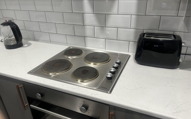 Private Luxury Apartment - Free Parking & Wi-fi