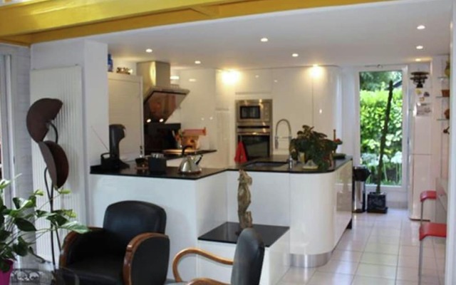 Stylishly Furnished House With Garden 7-minute Walk From the Beach