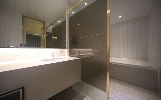 H Avenue Hotel