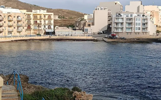 Seaside Stylish and Spacious 2-bedroom Apartment