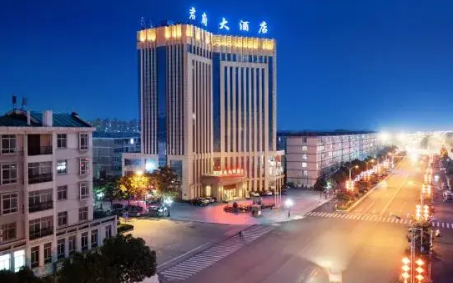 Luoshan Junfu Hotel