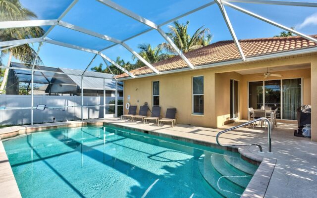 Neapolitan - Newly Renovated 3-BR Luxury Home with Private Pool. Enjoy a Fully Equipped Kitchen and Free Wi-Fi