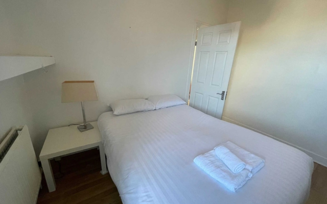 Charming and Serene 2 Bedroom Flat - Sands End