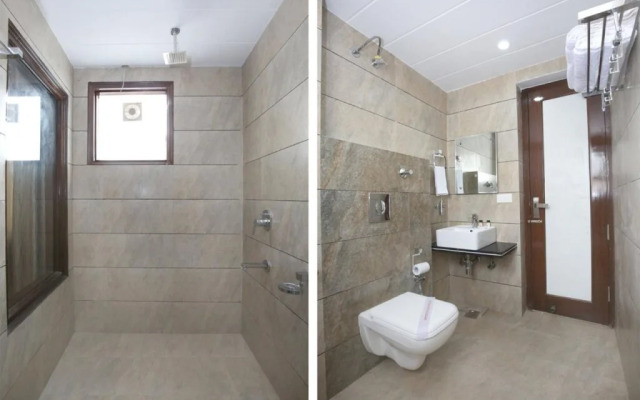 OYO 9420 Hotel Silver Palm