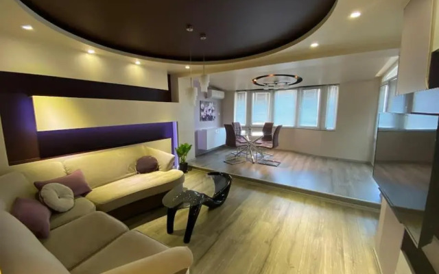 Modern 1BR Apartment with Hill View & Free Street parking