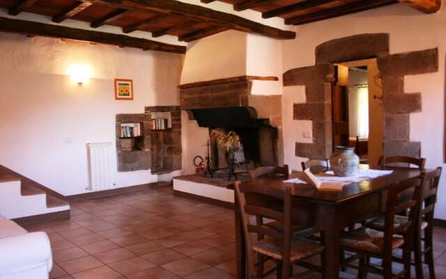 Stunning private villa with private pool, WIFI, TV, pets allowed and parking, close to Cortona
