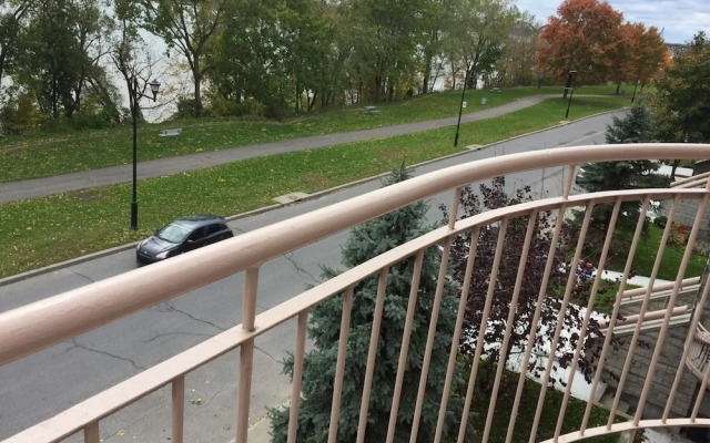 Cozy water front Montreal