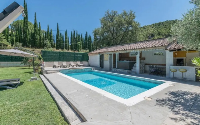 Villa With Swimming Pool Within the Luberon