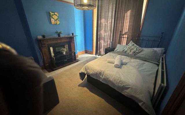 Spacious House- Parking, Garden & Central Location