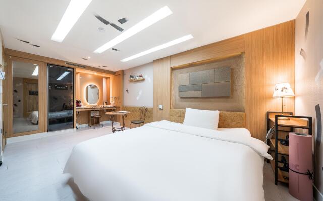 Friendly DH Naissance Hotel by Mindrum Group