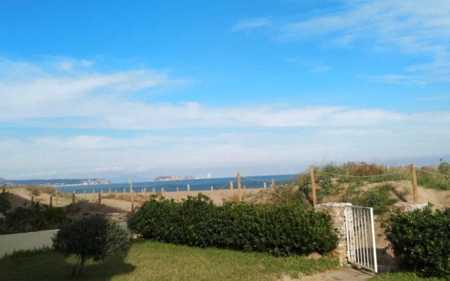 Sea front apartment in Platja Pals with terrace and parking