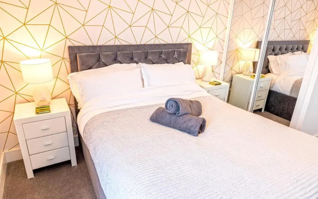 Attractive 2 Bedroom Penthouse with free Parking