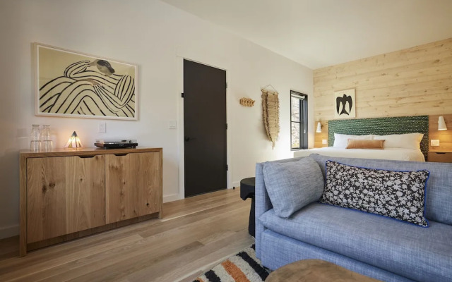 Woodstock Way Hotel