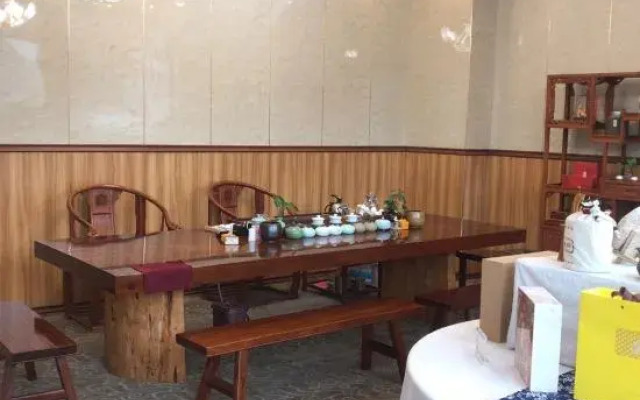 Liya Plaza Hotel (Tonglu Fuchunjiang Branch)