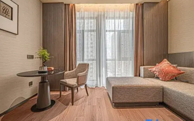 Longhai Silk Road Holiday Hotel