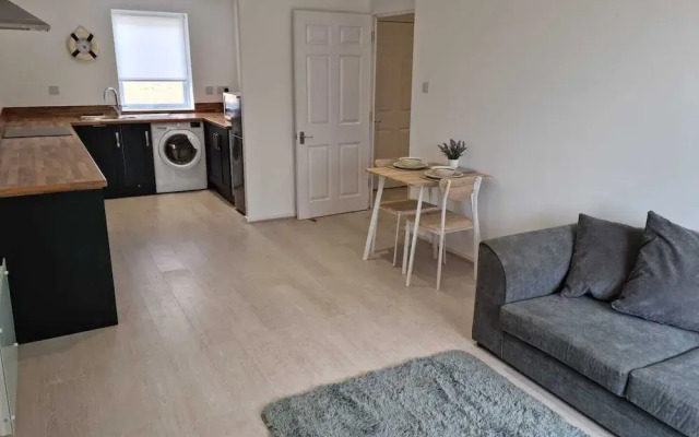 360 Serviced Accommodations - Waterfront Retreat - Modern Apartment