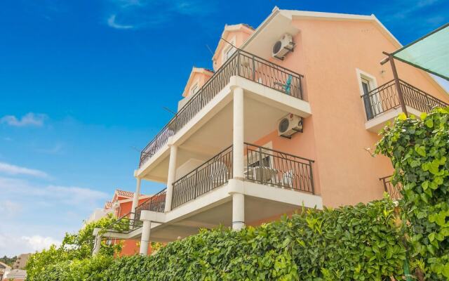 Restful Apartment in Mastrinka near Beach & Town Center