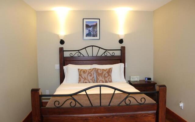 Cedar House Restaurant & Chalets