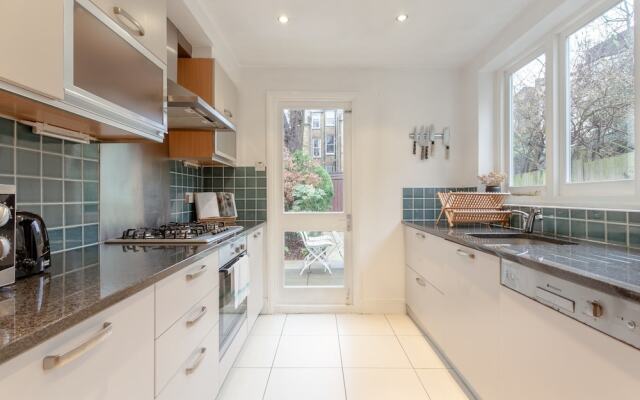 Bright Garden Flat in North London