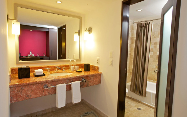 Krystal Grand Cancun