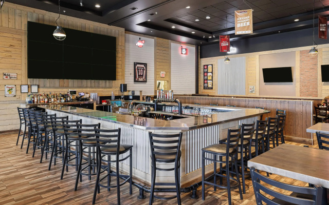 Days Inn & Suites by Wyndham Winkler