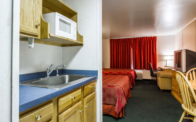Rodeway Inn & Suites Brunswick near Hwy 1