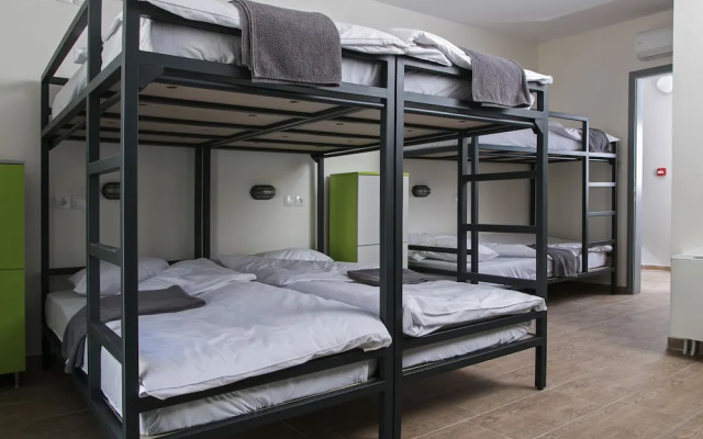 Varad Inn Hostel and Cafe