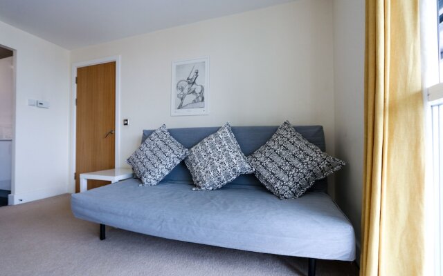 Mordern Top Floor Apartment With Free Parking