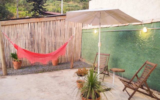 Casa de Tijolinho com Netflix e estacionamento