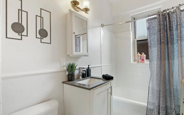 Sleek 2BR - Hyde Park 405