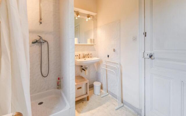 Pretty Holiday Home in Golleville with Private Garden