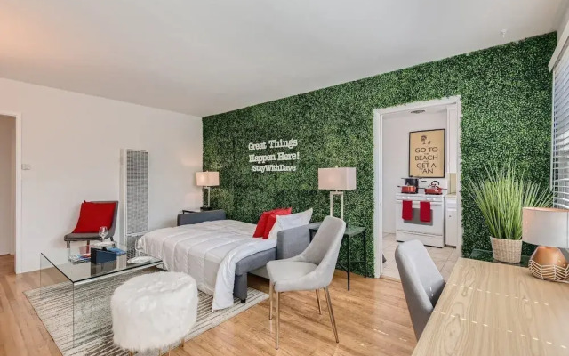 Signature KING 1BR In Top Beach Location (AB)
