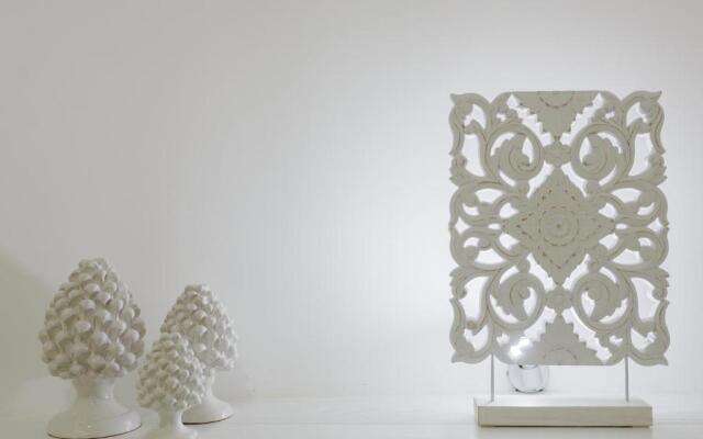 White Stylish Apartment 3