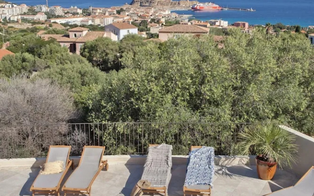 Superb Villa With Pool and sea View