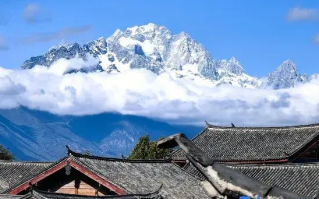 Panoramic View of Snow Mountain in Shanye Rizhao Jinshan (Lijiang Ancient City Branch)