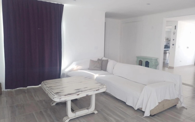 Casa Amplia, Luminosa con Parrilla!