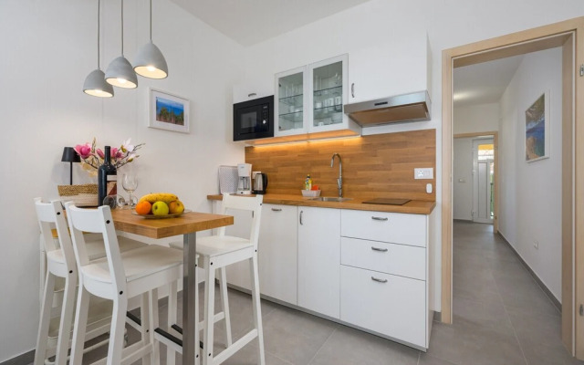 Bright Apartment With Communal Pool