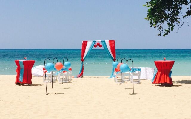 Coral Seas Beach Resort