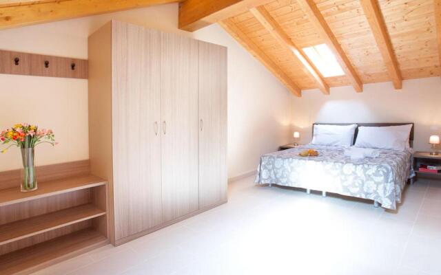 Sala Comacina Apartment No 1 (Sleeps 10)