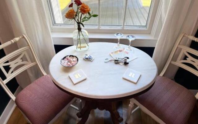 1823 Historic Rose Hill Inn