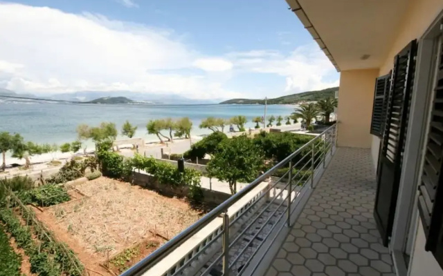 Spacious Beachfront Apartment Ciovo