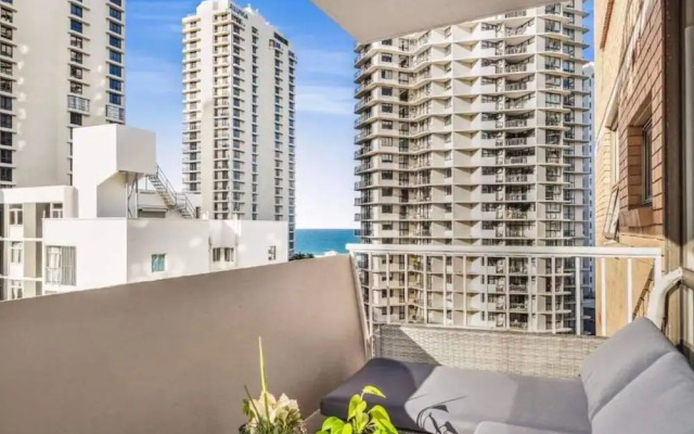 Surfers Paradise Retreat With Free Parking