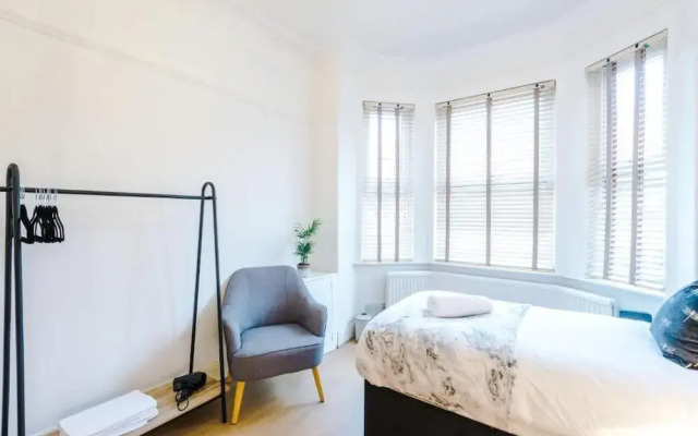 Spacious Bed Rest Stay in Salford City