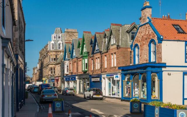 Bright 2 bed apartment North Berwick High Street