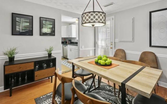 Top Rated Townhome - Our Reviews say it All. Large Discount During Pandemic. Self Checkin, Pet Friendly! Super-host Support
